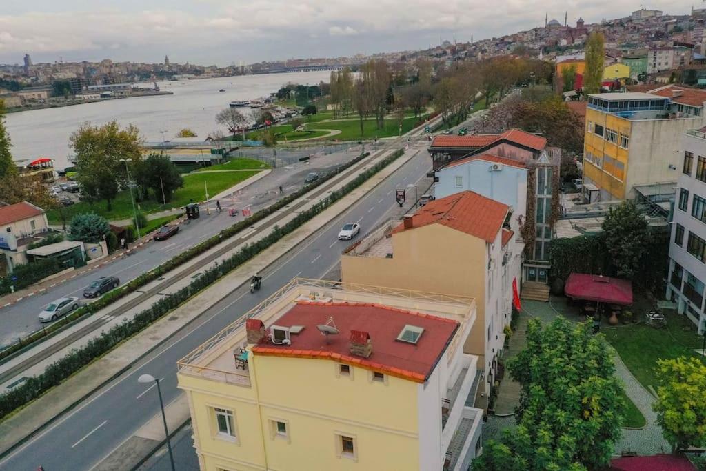 Waterfront Apartment By The Tram - Terrace With Dome & Golden Horn View In Fatih Istanbul Exterior photo