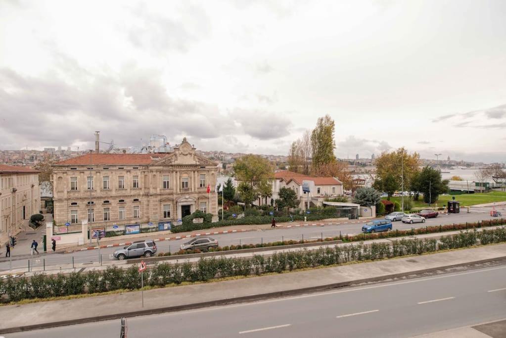 Waterfront Apartment By The Tram - Terrace With Dome & Golden Horn View In Fatih Istanbul Exterior photo