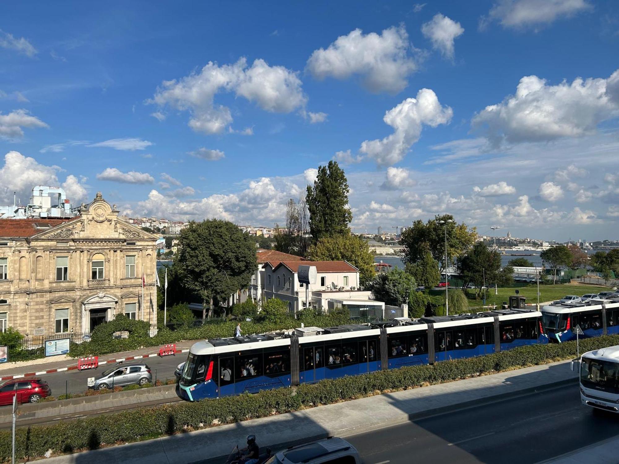 Waterfront Apartment By The Tram - Terrace With Dome & Golden Horn View In Fatih Istanbul Exterior photo